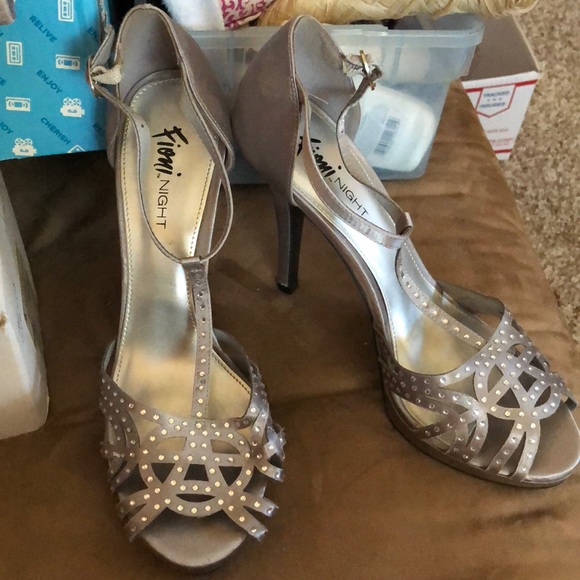 Fioni Night Silver Heels - Picture 2 of 2